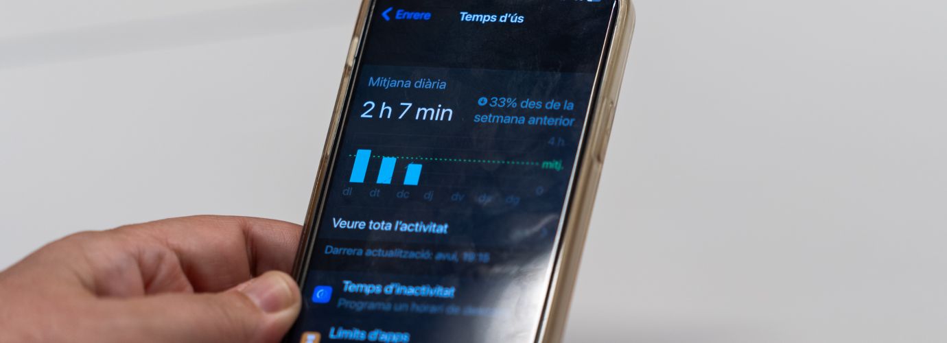 Es veu una pantalla de mòbil on apareixen les hores de consum de telèfon. Imatge del taller Desconnecta't, durant l'Exploratori.